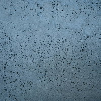 ひび割れして劣化する古いコンクリート壁の質感の写真