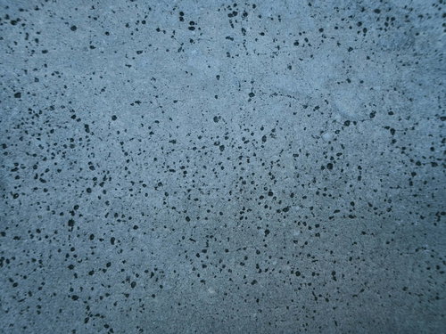 ひび割れして劣化する古いコンクリート壁の質感