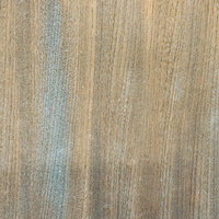 毛羽立った汚れが付着する木目の板の写真