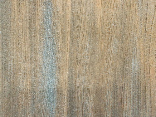 毛羽立った汚れが付着する木目の板