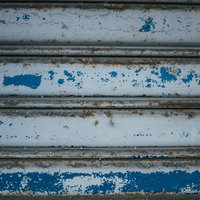 青い塗装が剥がれた金属シャッターのテクスチャーの写真