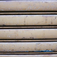 塗装のひび割れが著しいシャッターのテクスチャーの写真