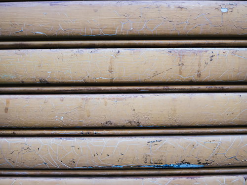 塗装のひび割れが著しいシャッターのテクスチャー