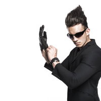 マウス操作が神の領域に達すると、寸分のミスも許されない！特注手袋を装着する世界最高のWebマーケッターの写真