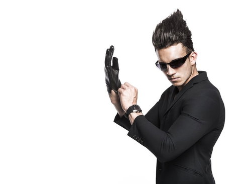 マウス操作が神の領域に達すると、寸分のミスも許されない！特注手袋を装着する世界最高のWebマーケッター