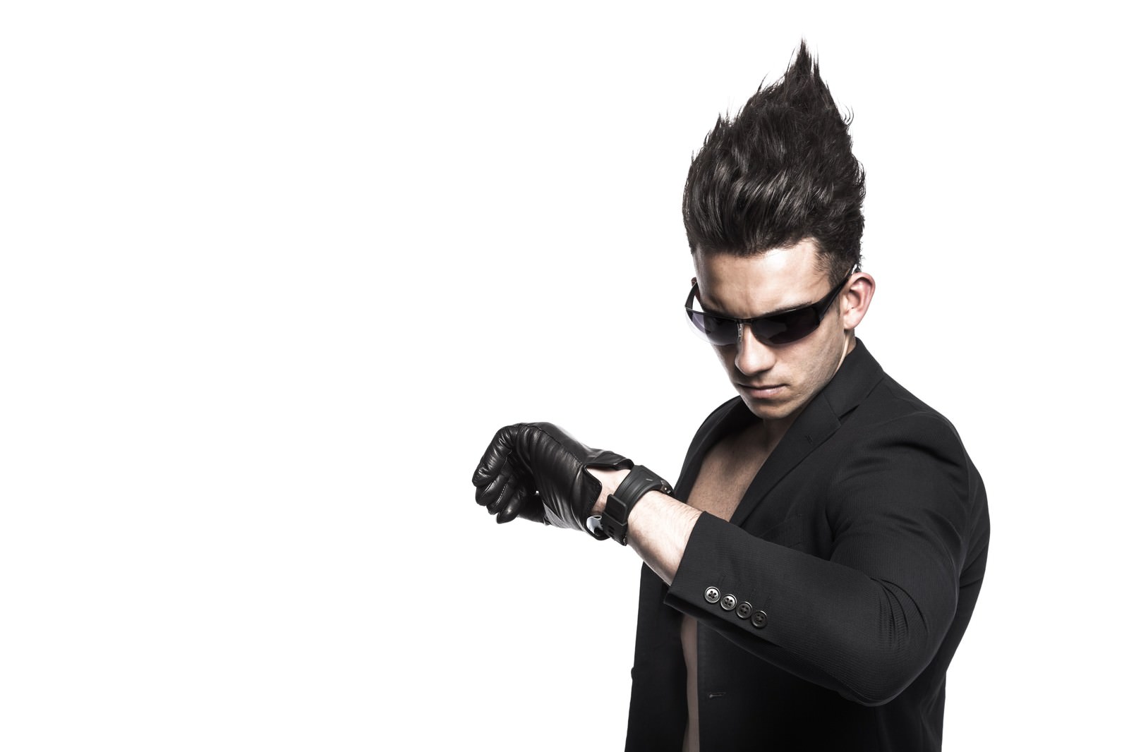 時計を確認するクールな男性エージェント［モデル：カウアン］