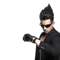 時計を確認するエージェントの写真