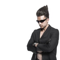 成果が発生するまで腕を組み沈黙を貫く強面の男の写真