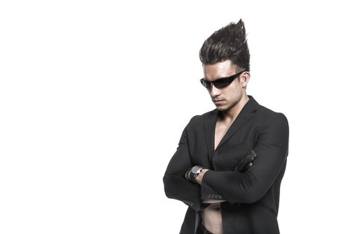 成果が発生するまで腕を組み沈黙を貫く強面の男