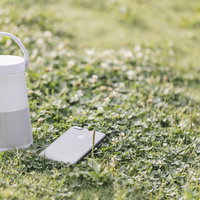 スマホと同期して屋外で音楽を流すBluetoothスピーカーの写真