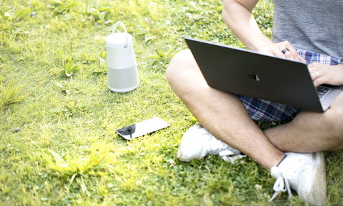 屋外の作業でも音楽は欠かせないブロガーの芝生作業風景