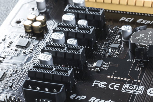 PCI-expressスロット×1（4スロット搭載）のマザーボード