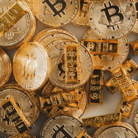 ビットコインコインと金塊のコレクションの写真