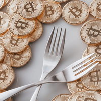 ビットコインとフォーク（ゴールド）の写真