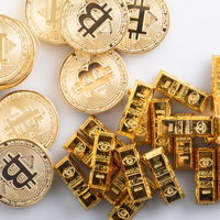 ビットコインとゴールドバーであふれる金貨と金塊の写真