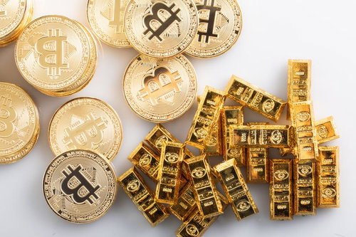 ビットコインとゴールドバーであふれる金貨と金塊