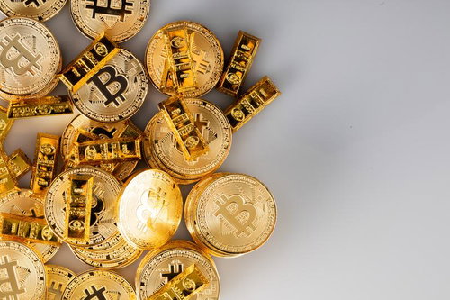 ダイヤモンドとゴールドバー、ビットコインの集合