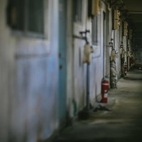 無人の仄暗いマンション廊下、古い建物の廃虚通路の写真