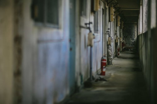 無人の仄暗いマンション廊下、古い建物の廃虚通路