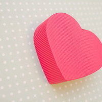 赤いハートの形をした小さなギフトボックスの接写の写真