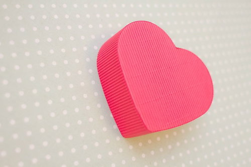 赤いハートの形をした小さなギフトボックスの接写