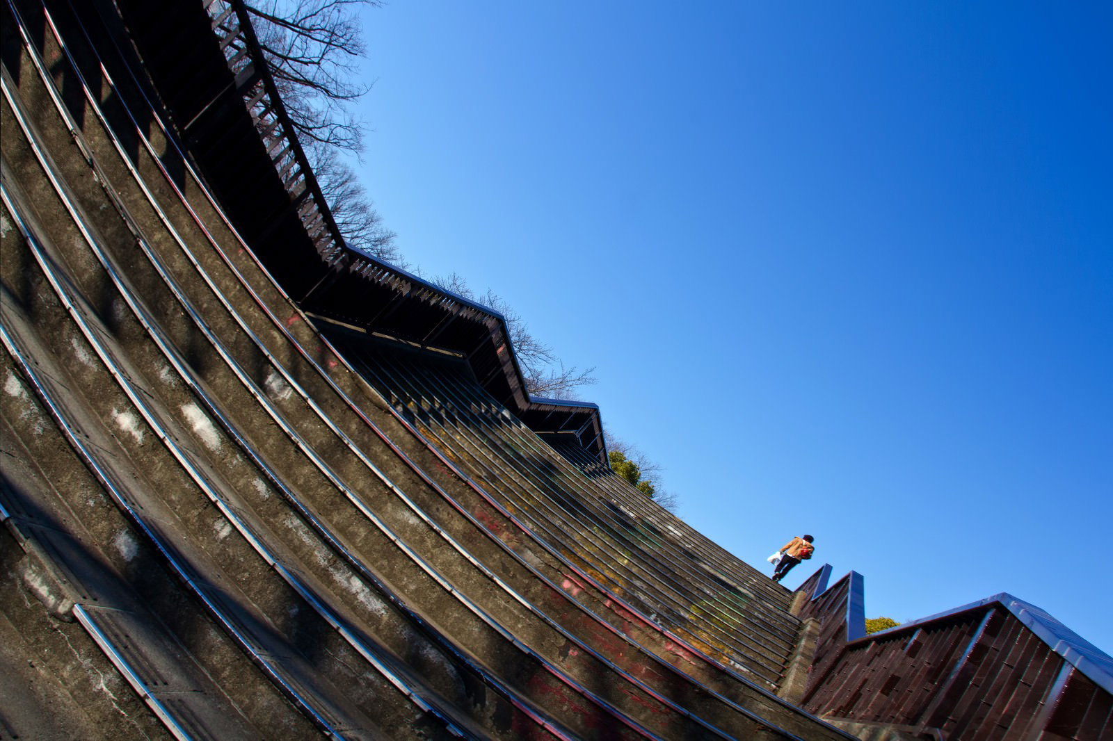 非常階段を登る男性の後ろ姿