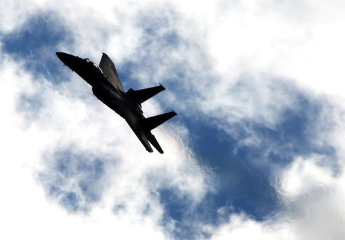 岐阜基地の上空で雲を分けて飛ぶF-2戦闘機の迫力ある姿