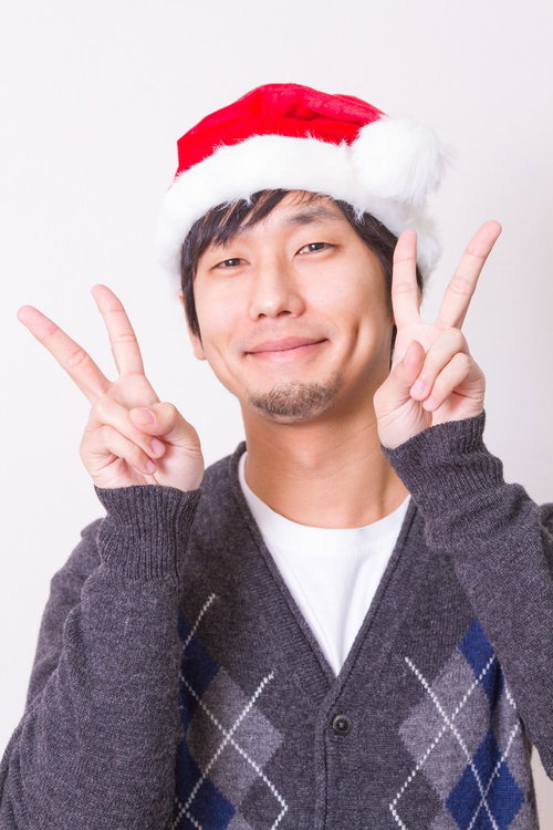 サンタ帽でシングルベルでも超ハッピーに両手を広げる男性