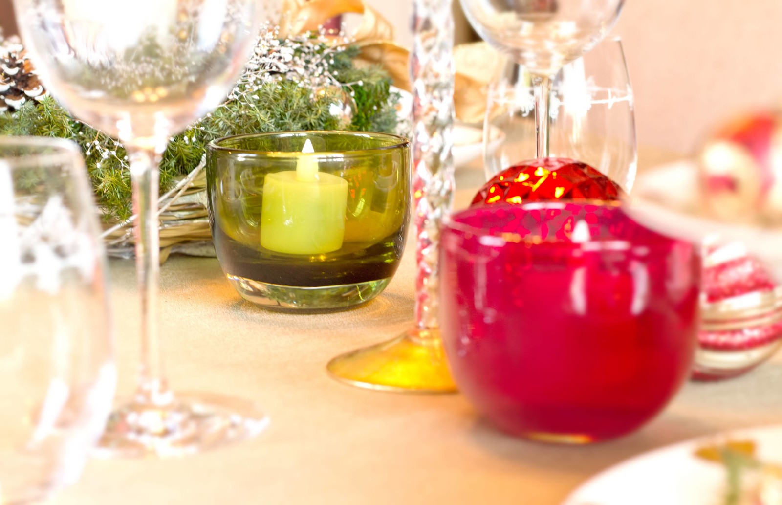 ろうそくに照らされたシャンパングラス