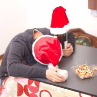 クリぼっちでクリスマスを終える引きこもりの男性（酔いつぶれ）の写真