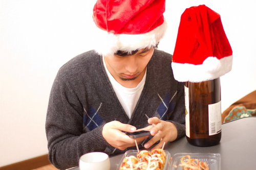スマホを確認するサンタ帽のクリぼっち