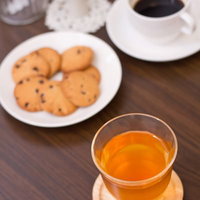 お茶とコーヒーとクッキーが並ぶ午後のティーセットの写真