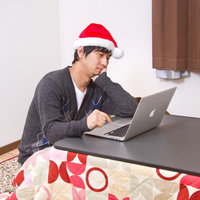 「世間はリア充ばかりか」とクリスマスにPCでネットしながら孤独に過ごす男性の写真