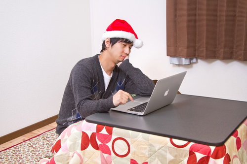 「世間はリア充ばかりか」とクリスマスにPCでネットしながら孤独に過ごす男性