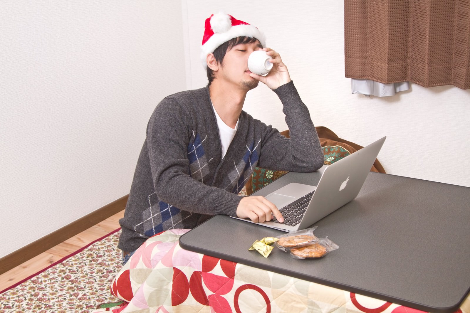 こたつでPCのクリぼっちの男性［モデル：大川竜弥］