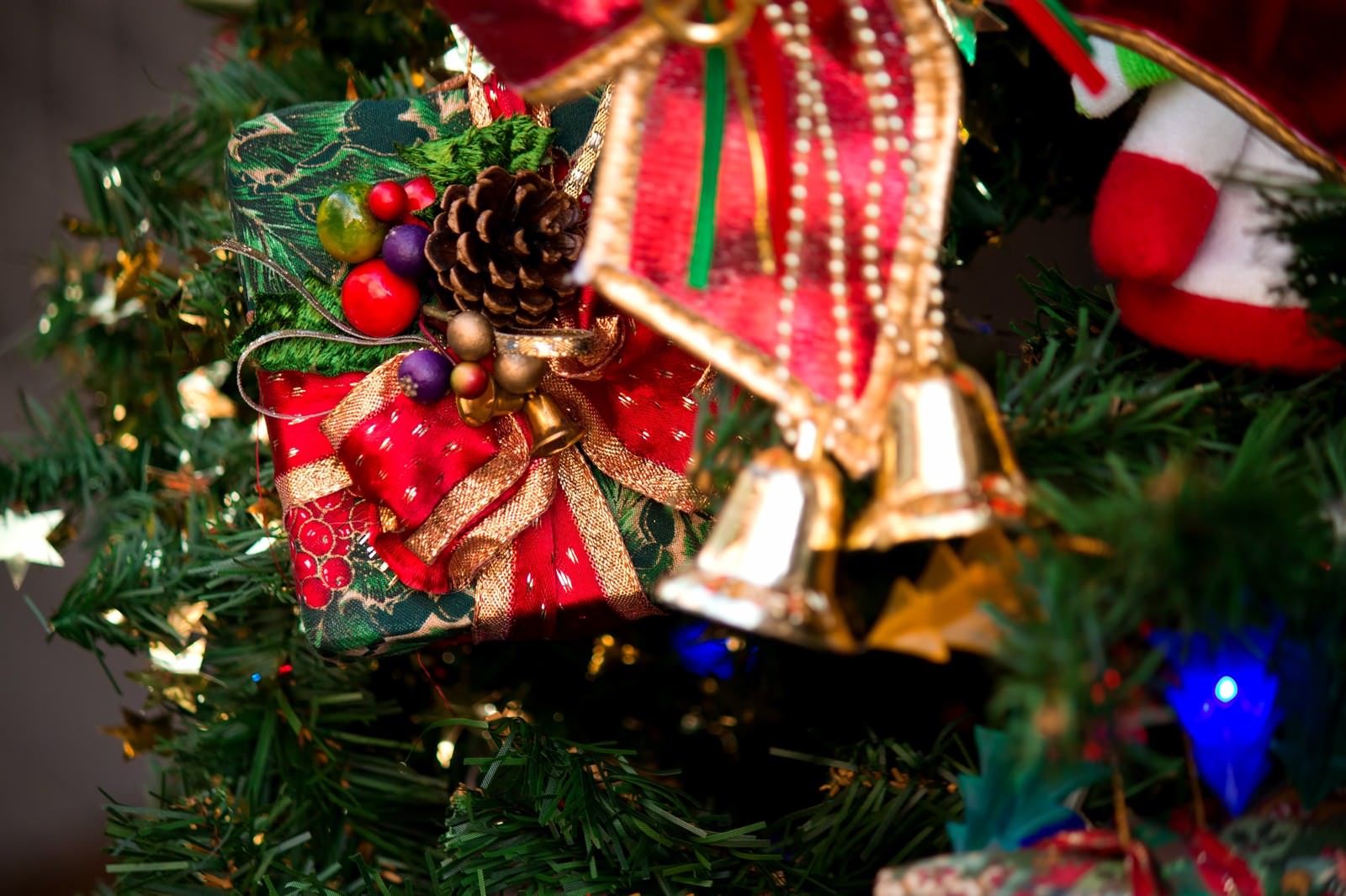 プレゼント箱とクリスマスツリー
