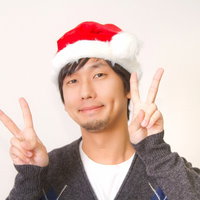 「いえーい皆見てる？」と一人でピースする孤独なサンタ帽のクリぼっちの写真