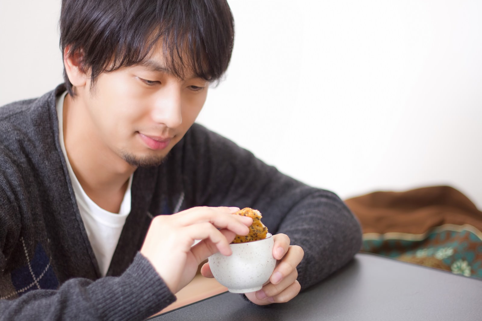 せんべいをお茶に浸す男性［モデル：大川竜弥］