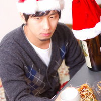 「お酒とおつまみがあれば負けない！」と強がる孤独なクリスマスの男性の写真