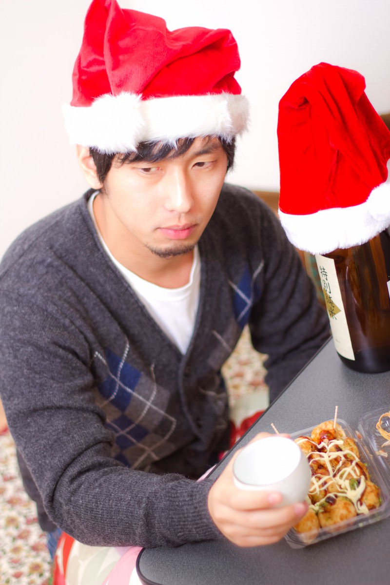 お酒で強がる孤独クリスマスの男性［モデル：大川竜弥］