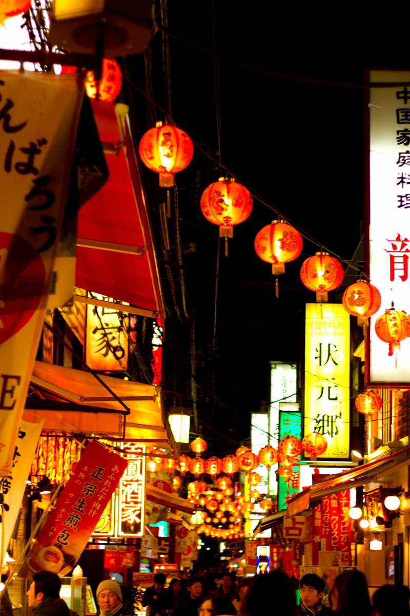 提灯が光る夜の横浜中華街