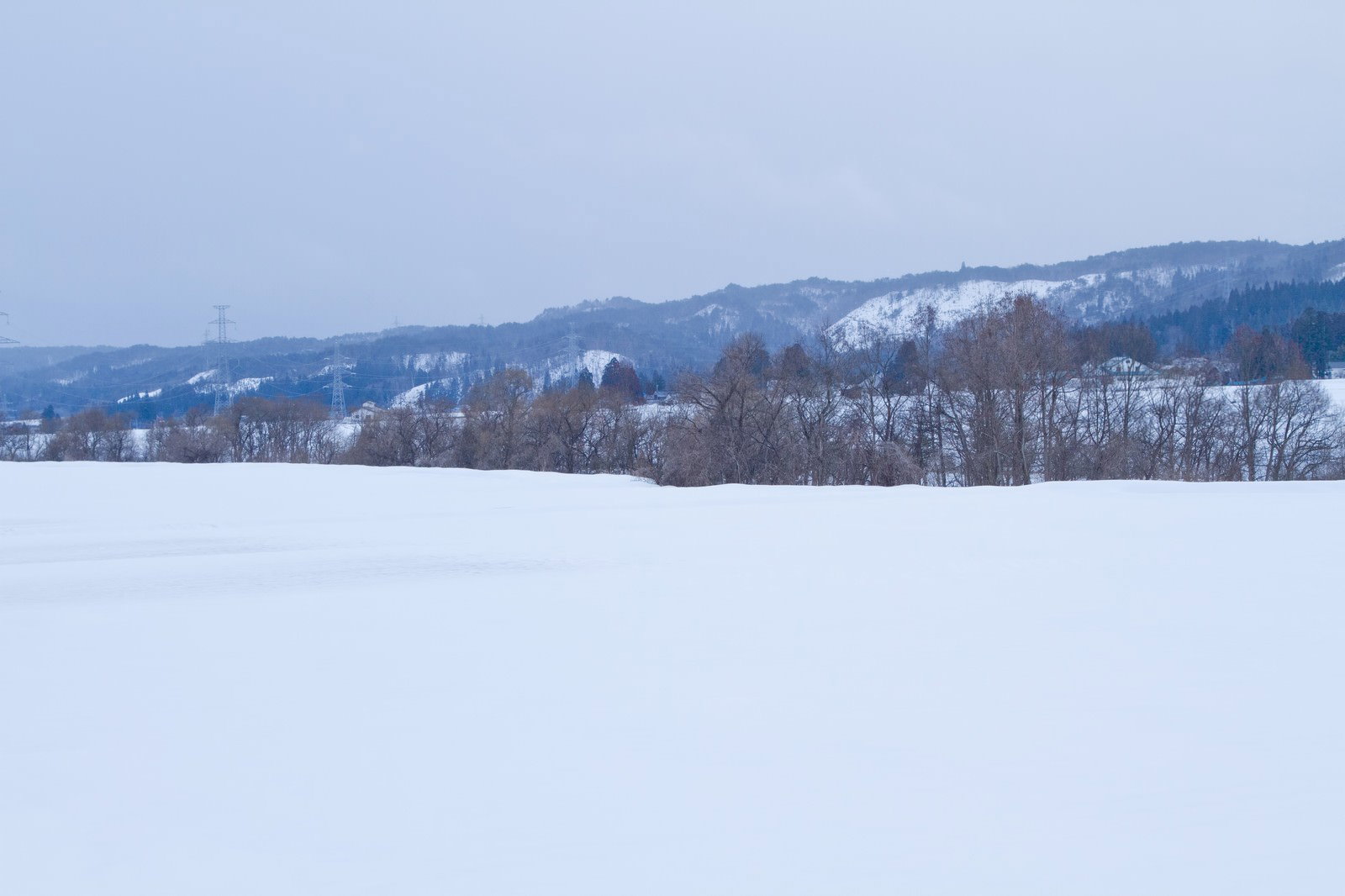 雪に覆われた冬の山々と青空