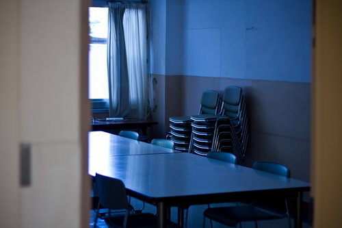 パイプ椅子が重ねて端に寄せられた薄暗い会議室