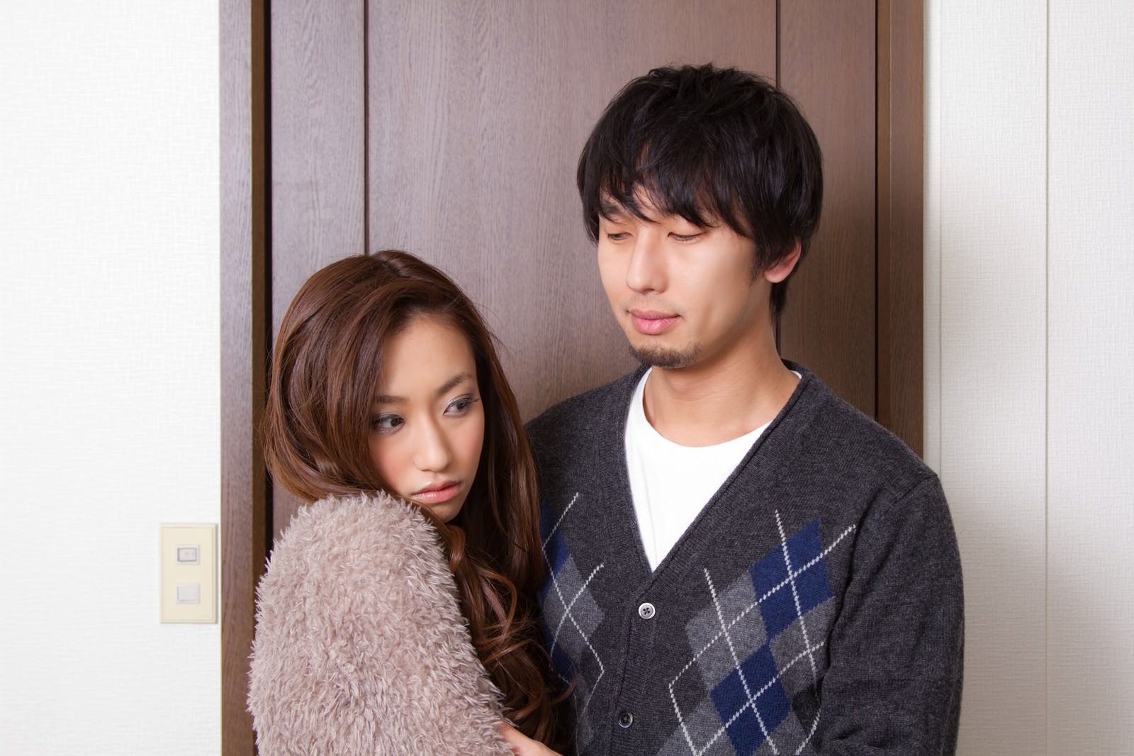 怒る妻に手を合わせて説得する夫［モデル：大川竜弥 北野佑々］