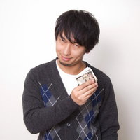 「計画通り！」とニヤリと笑いながら万札を見せる男性の写真