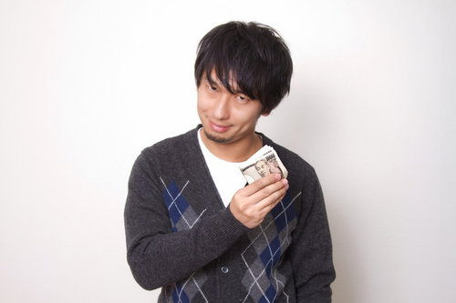 「計画通り！」とニヤリと笑いながら万札を見せる男性