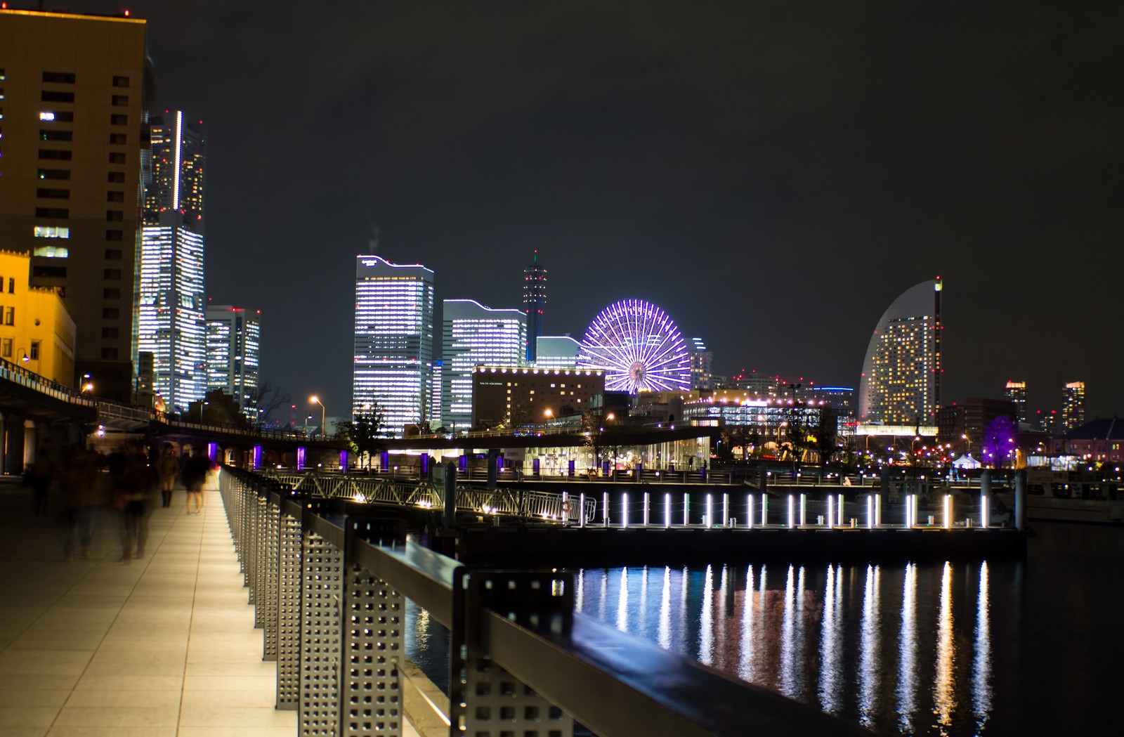水面に映るみなとみらいの夜景