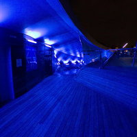 ウッドデッキの曲線が続く大桟橋の屋上回廊の写真