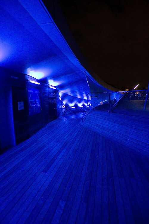 ウッドデッキの曲線が続く大桟橋の屋上回廊