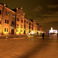 冬のイベントでライトアップされた横浜赤レンガ倉庫の夜景の写真